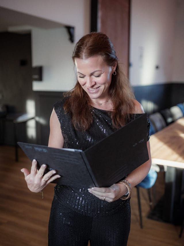 Jasmina van Thiel liest aus ihrer Redemappe